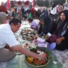 BERSAMA: Dony Ahmad Munir berbaur dengan masyarakat Desa Cisurat untuk makan liwet secara bersama-sama, baru-b