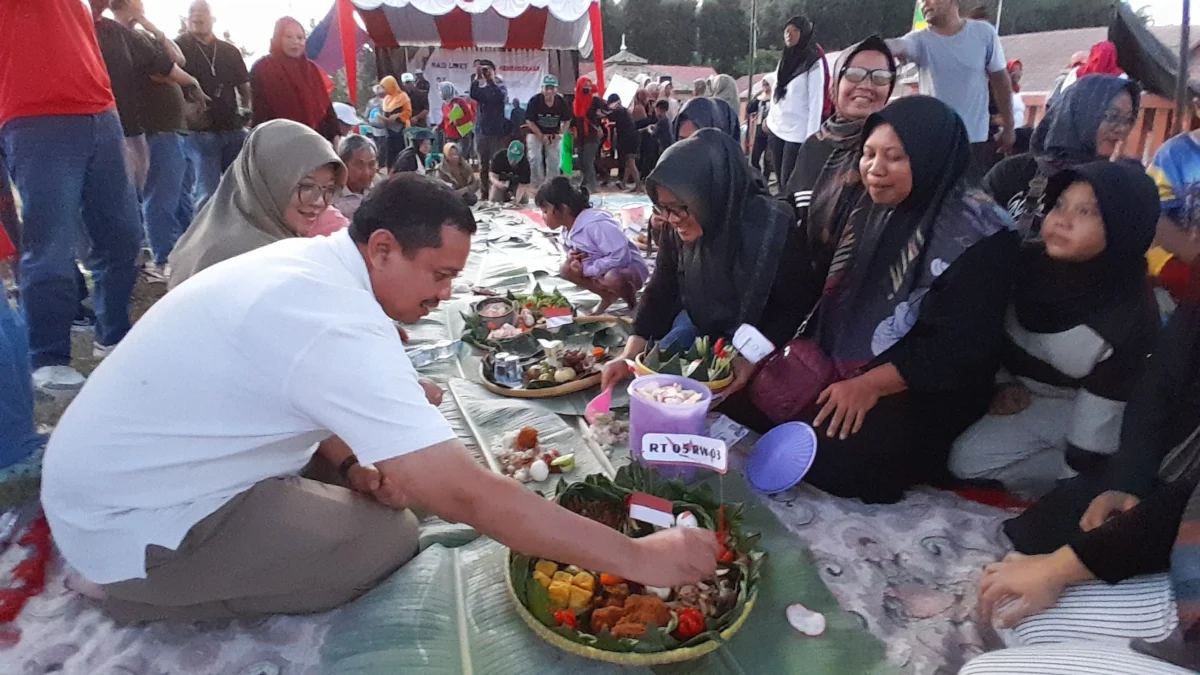 BERSAMA: Dony Ahmad Munir berbaur dengan masyarakat Desa Cisurat untuk makan liwet secara bersama-sama, baru-b