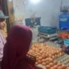 BERJUALAN: Salah satu pedagang telur di Pasar Tradisional Tanjungsari Hamdan saat melayani pembeli, baru-baru