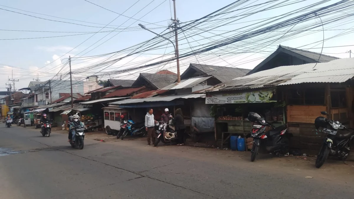 MEMPRIHATINKAN: Kondisi Pasar Parakanmuncang di Desa Sindangpakuon Kecamatan Cimanggung yang tak kunjung diben