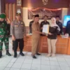 SERAHKAN: Ketua PPK Kecamatan Cimanggung Inka Zakiyah saat menyerahkan hasil Salinan DPHP di Aula Kecamatan Ci