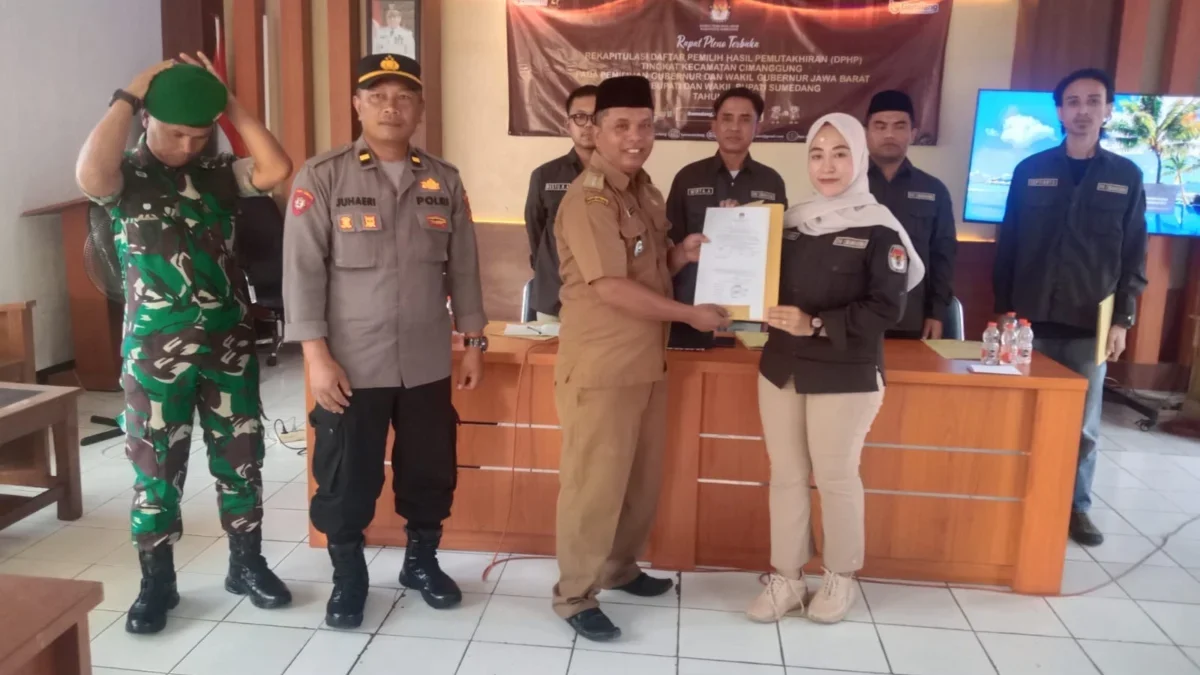 SERAHKAN: Ketua PPK Kecamatan Cimanggung Inka Zakiyah saat menyerahkan hasil Salinan DPHP di Aula Kecamatan Ci