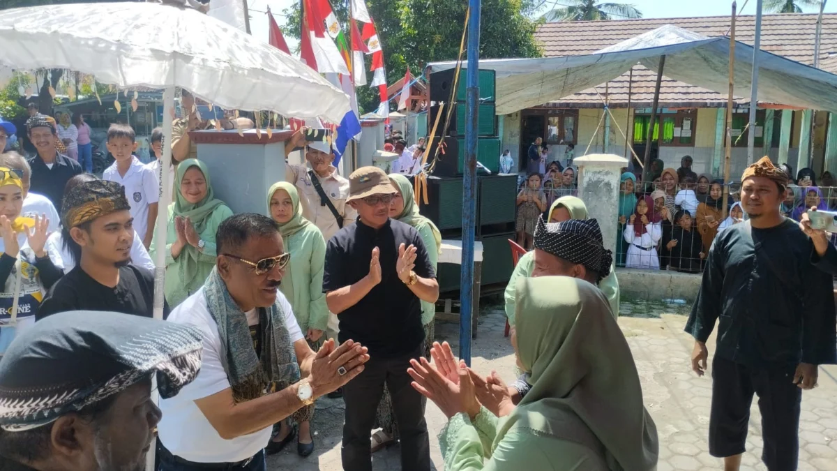 HADIRI: Bos Persib, H. Umuh Muchtar saat menghadiri hajat lembur di Desa Cipelang Kecamatan Ujungjaya, baru-ba