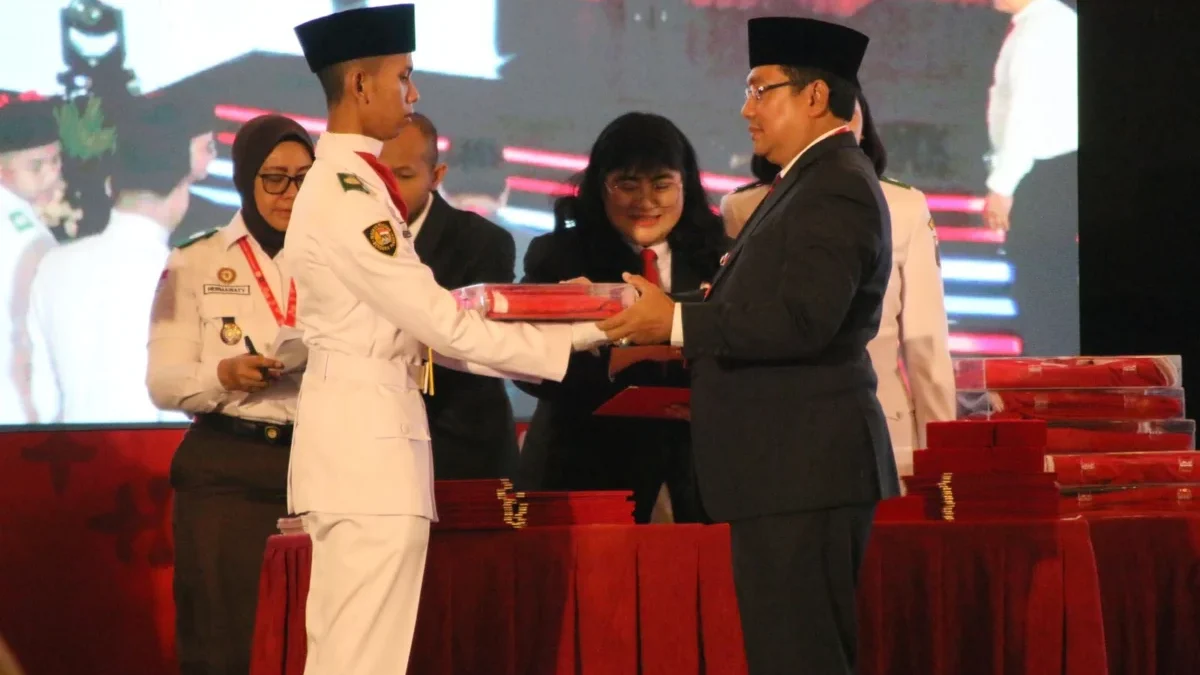 TERIMA: Pj Bupati Sumedang Yudia Ramli saat menerima duplikat bendera pusaka dari BPIP di Jakarta, Selasa (6/8