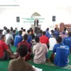 IKUTI: Sejumlah warga binaan saat mengikuti kegiatan ngaji di Lapas Kelas IIB Sumedang, Selasa (6/8).