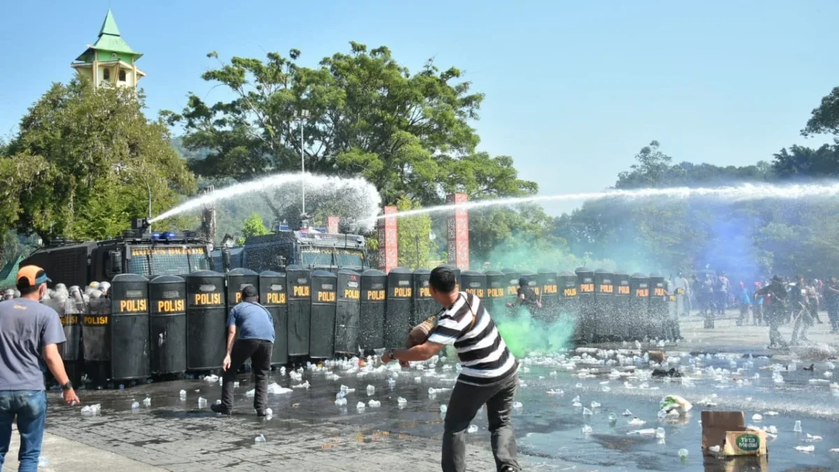 DEMO: Puluhan Demonstran saat melakukan aksi penyerangan kepada pihak kepolisian dalam sebuah simulasi kerusuh