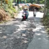 NAIK MOTOR: Salah seorang pengguna jalan yang melintas di jalan Kampung Joglo Desa Margamukti, Rabu (7/8).NAIK