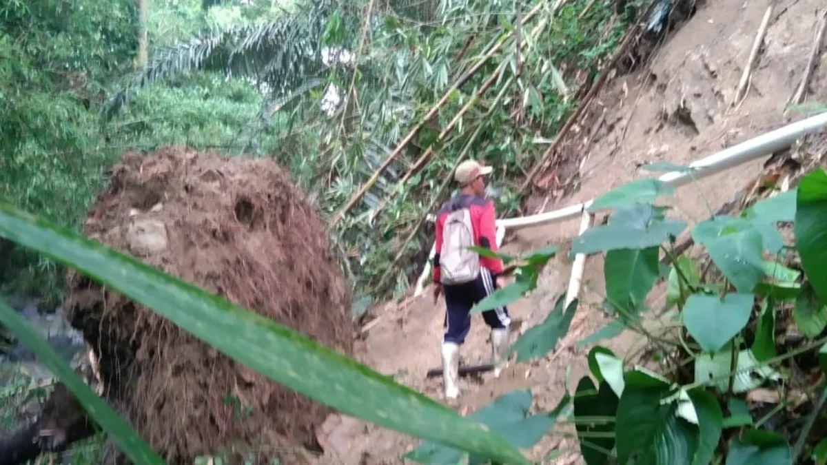 LONGSOR: Pengelola air saat memperbaiki saluran air bersih untuk warga Desa Ciawitali Kecamatan Buahdua, baru-