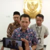 JELASKAN: Ketua KPU Ogi Ahmad Fauzi saat menjelaskan mengenai sosialisasi menjelang pendaftaran kepada wartawa