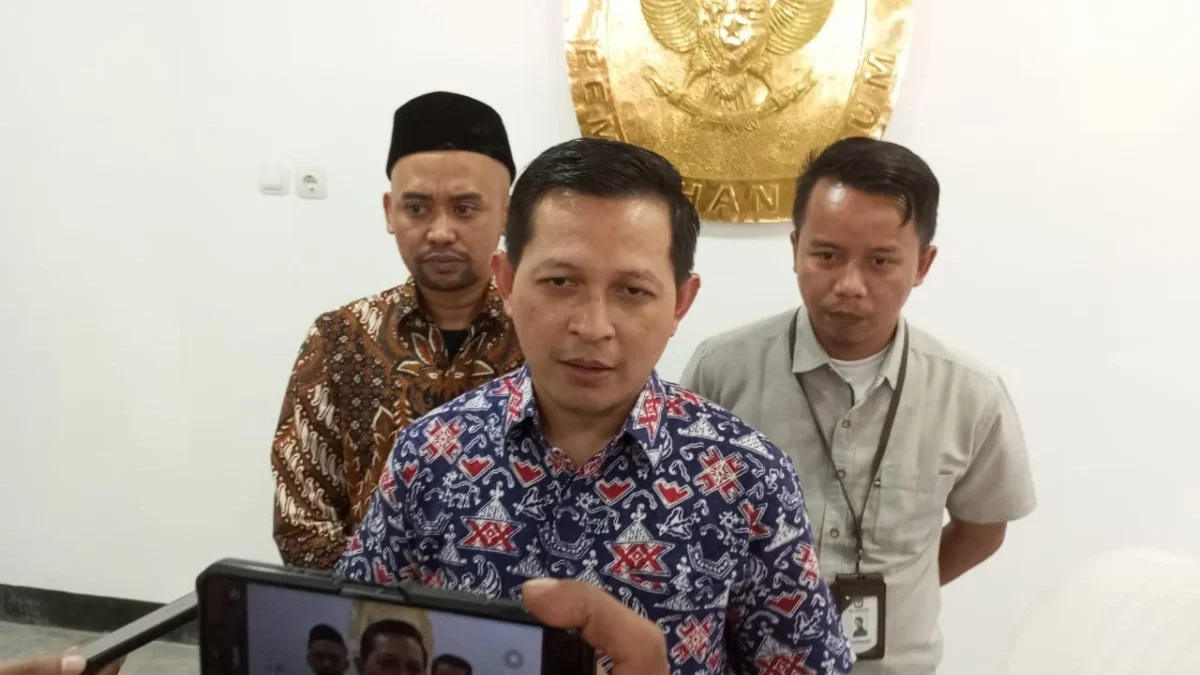 JELASKAN: Ketua KPU Ogi Ahmad Fauzi saat menjelaskan mengenai sosialisasi menjelang pendaftaran kepada wartawa