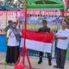 BERSAMA: Danramil 1011/Situraja Lettu Inf Sutisna saat menyerahkan bendera merah putih di TK Bhakti pertiwim,