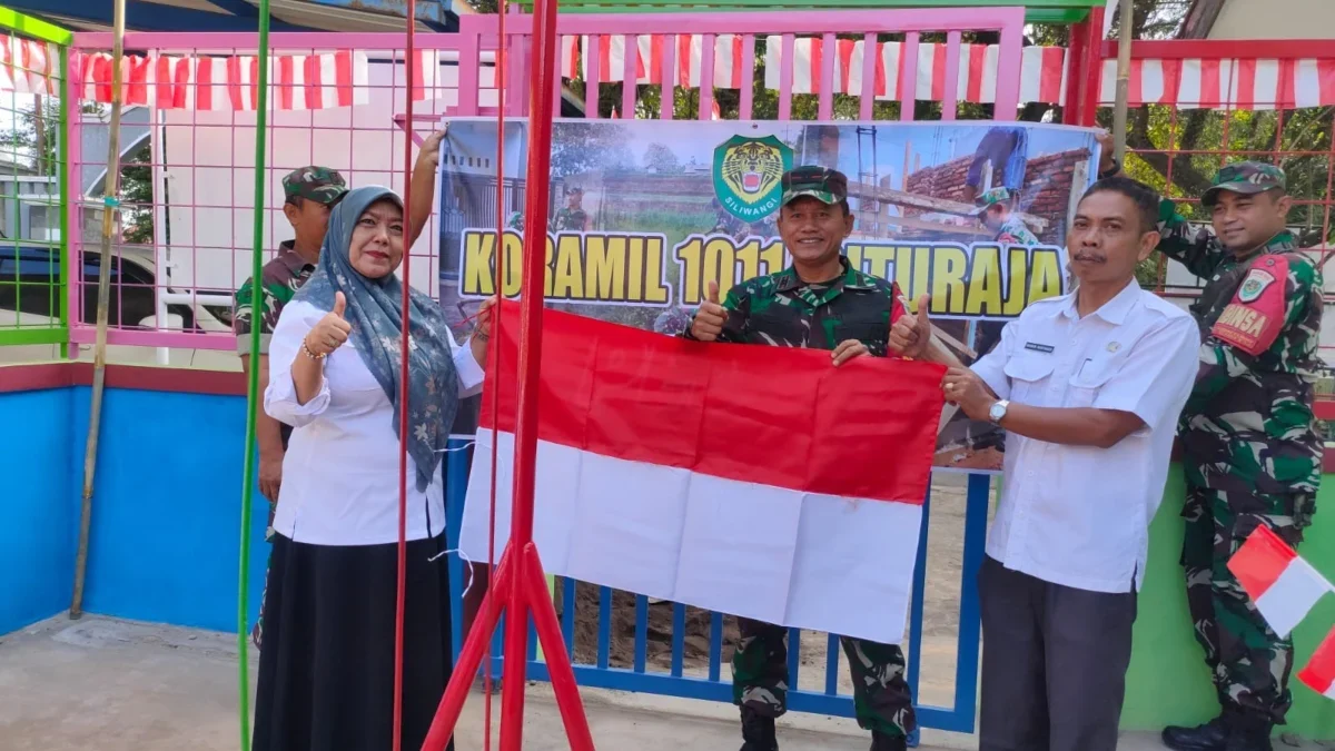 BERSAMA: Danramil 1011/Situraja Lettu Inf Sutisna saat menyerahkan bendera merah putih di TK Bhakti pertiwim,