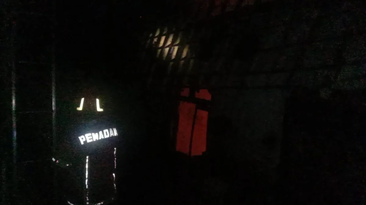 PADAMKAN: Petugas Pemadam Kebakaran dari regu 3 UPT Damkar Wilayah Sumedang Kota berusaha memadamkan api di De