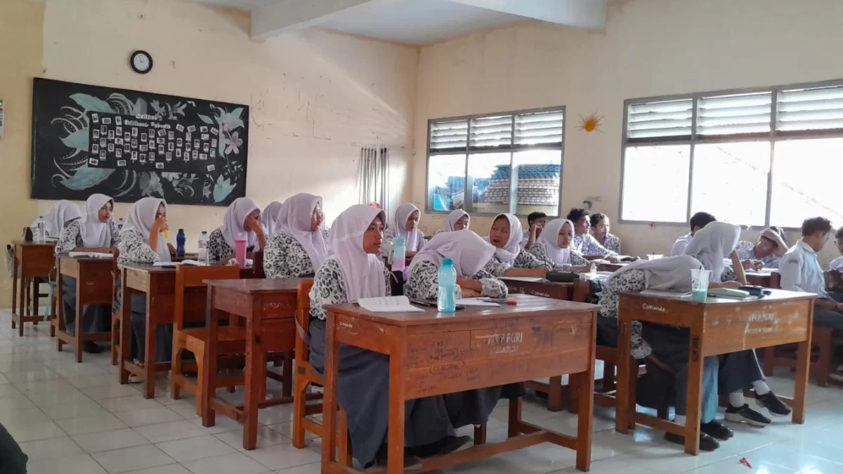 BELAJAR: Sejumlah siswa SMAN Cimanggung saat mengikuti pembelajaran di sekolahnya, baru-baru ini.
