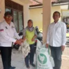 SERAHKAN: Kepala Desa Rancakalong H. Wawan Kuswandi saat menyerahkan bantuan paket bibit ayam Sentul ke salah