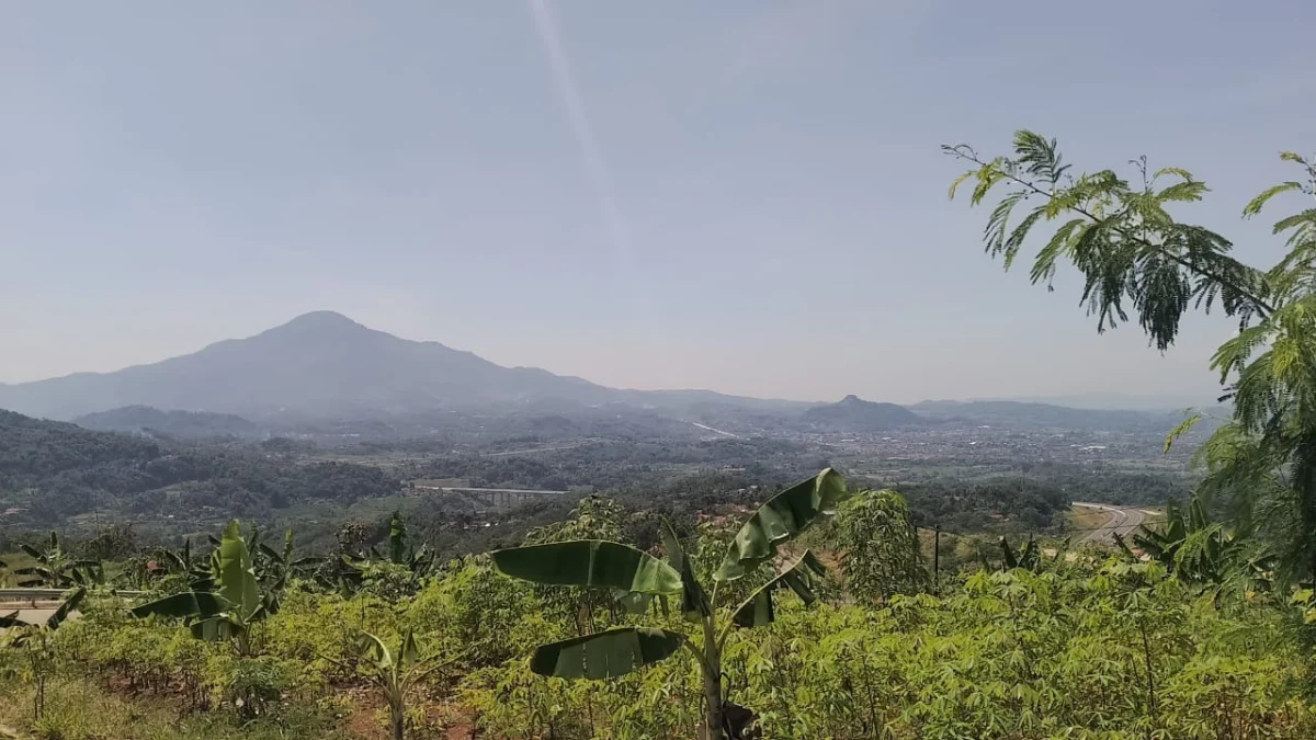INDAH: Potensi wisata alam puncak Desa Sirnamulya, Sumedang Utara, dengan pemandangan langsung Kota Sumedang d