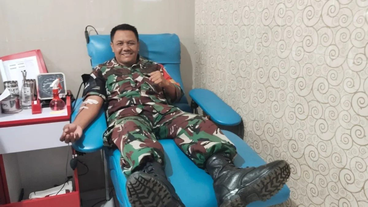 DONOR: Babinsa Serka Tony saat mendonorkan darahnya untuk seorang warga yang sakit di Sukasari, Kamis (8/8).