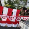 JUALAN: Bendera dan pernak-pernik Agustusan yang dijual di Alun-alun Sumedang, Kamis (8/8).