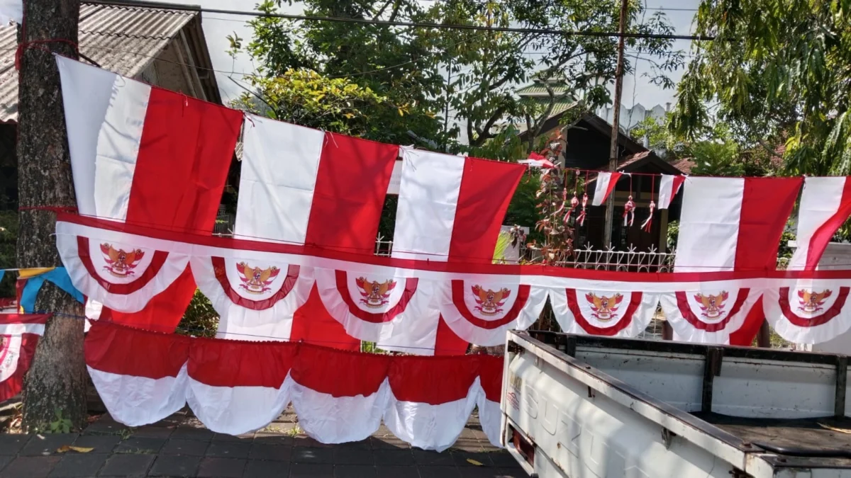 JUALAN: Bendera dan pernak-pernik Agustusan yang dijual di Alun-alun Sumedang, Kamis (8/8).