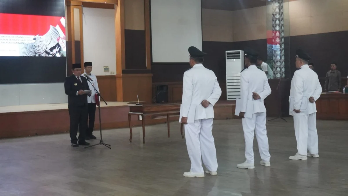 LANTIK: Pj Bupati Sumedang Yudia Ramli saat melantik tiga Pj Kades Persiapan di Aula Tampomas PPS, baru-baru i