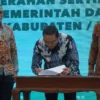 TANDA TANGAN: Pj Bupati Sumedang Yudia Ramli melakukan penandatanganan nota kesepakatan dan penyerahan sertipi