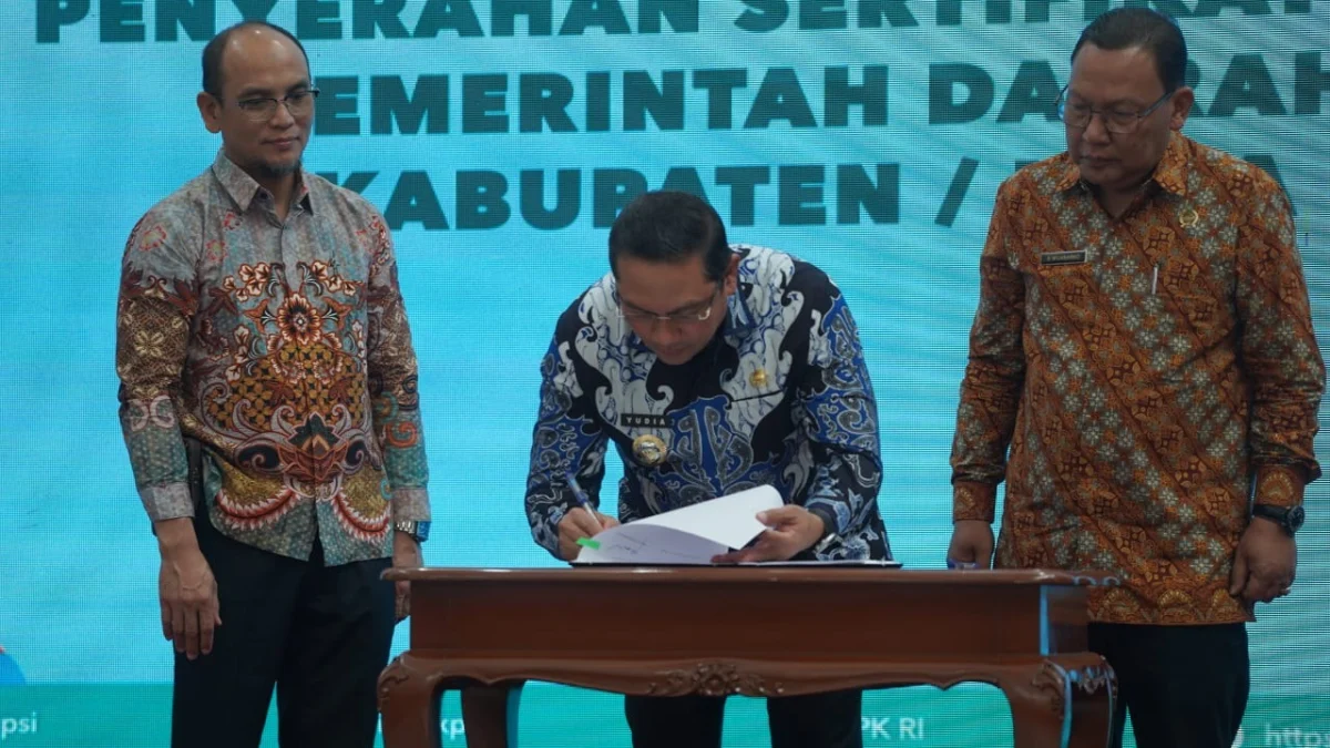TANDA TANGAN: Pj Bupati Sumedang Yudia Ramli melakukan penandatanganan nota kesepakatan dan penyerahan sertipi