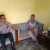 BERBINCANG: Kapolsek Conggeang, AKP Suratman S.Sos saat kegiatan Jumat Curhat bersama Ketua PPK Kecamatan Cong