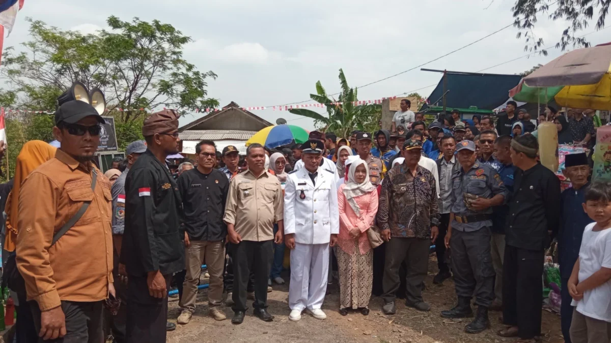 SAMBUT: Kepala Desa Persiapan Galuh Pakuan Oleh Salahudin disambut masyarakat desa persiapan Galuh Pakuan, bar