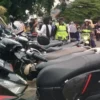 MERESAHKAN: Sejumlah motor yang parkir di lahan parkir liar di Cicalengka, baru-baru ini.