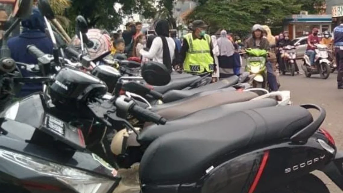 MERESAHKAN: Sejumlah motor yang parkir di lahan parkir liar di Cicalengka, baru-baru ini.