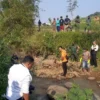 Sesosok mayat tak dikenal diduga pria ditemukan di Sungai Cikumpul RW 10 Desa Sirnamulya  Kecamatan Sumedang U