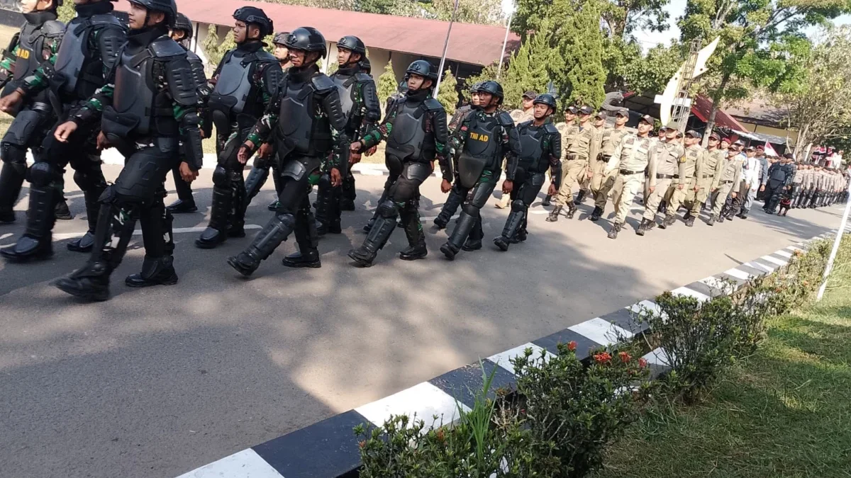 GABUNGAN: Berbagai elemen aparat keamanan saat mengikuti simulasi pengamanan di Markas Brimob Polda Jabar, Sel