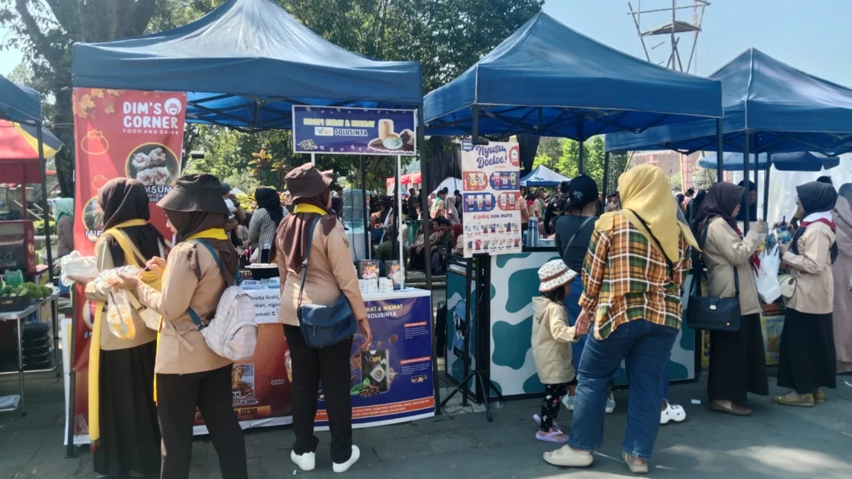 BERJEJER: Sejumlah pedagang di Alun-alun Sumedang pada saat acara hari Pramuka, Rabu (14/8).