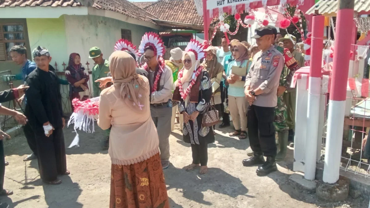 ANTUSIAS: Masyarakat Desa Wanajaya menggelar peringatan HUT Kemerdekaan RI ke 79 dengan berbagai gelaran seni