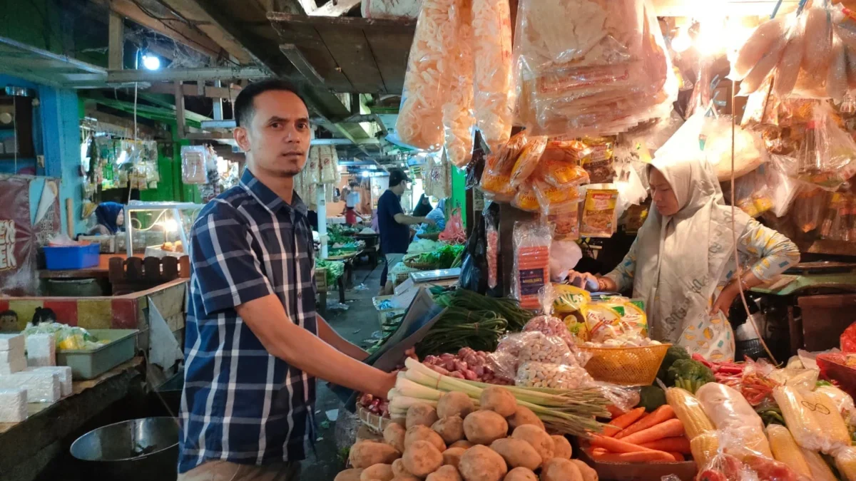 MEMBELI: Salah satu warga saat membeli berbagai kebutuhan pokok di Pasar Tanjungsari, Rabu (14/8).