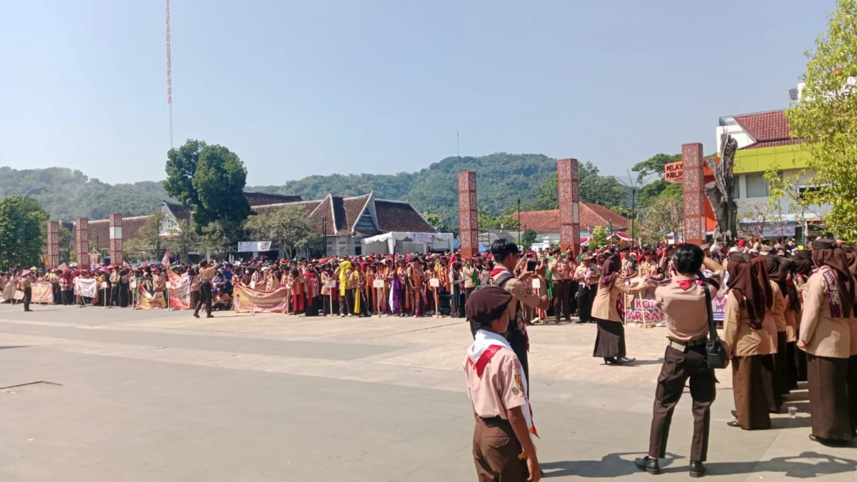 RAMAI: Sejumlah siswa SD hingga SMP yang memenuhi Kawasan Alun-alun Kota pada saat mengikuti karnaval hari Pra