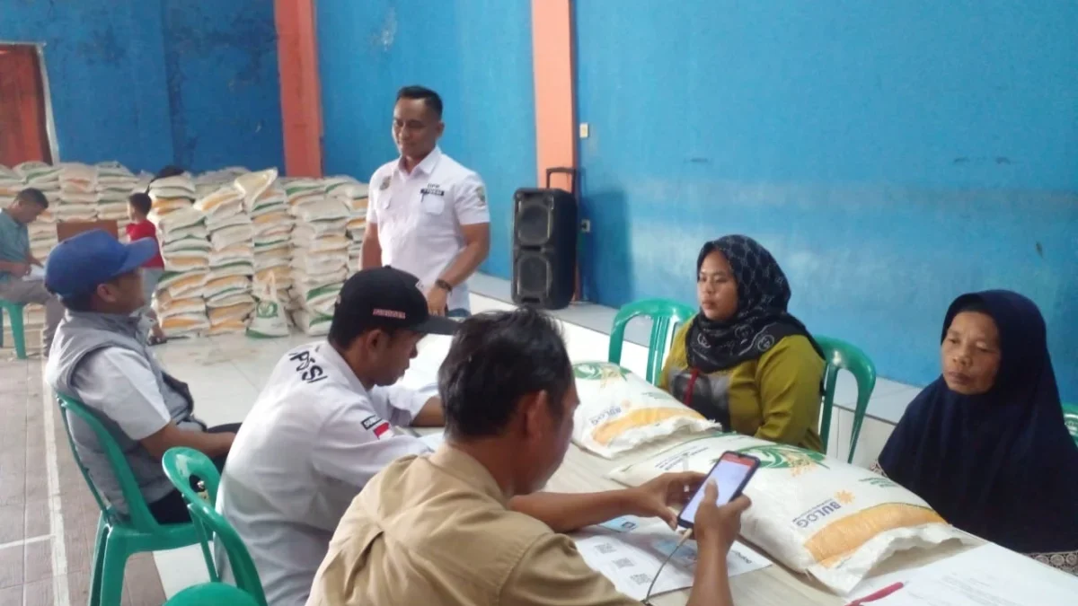 SALURKAN: Kepala Desa Trunamanggala Hendrik Herdiana (tengah), saat monitoring kegiatan penyaluran bantuan ber