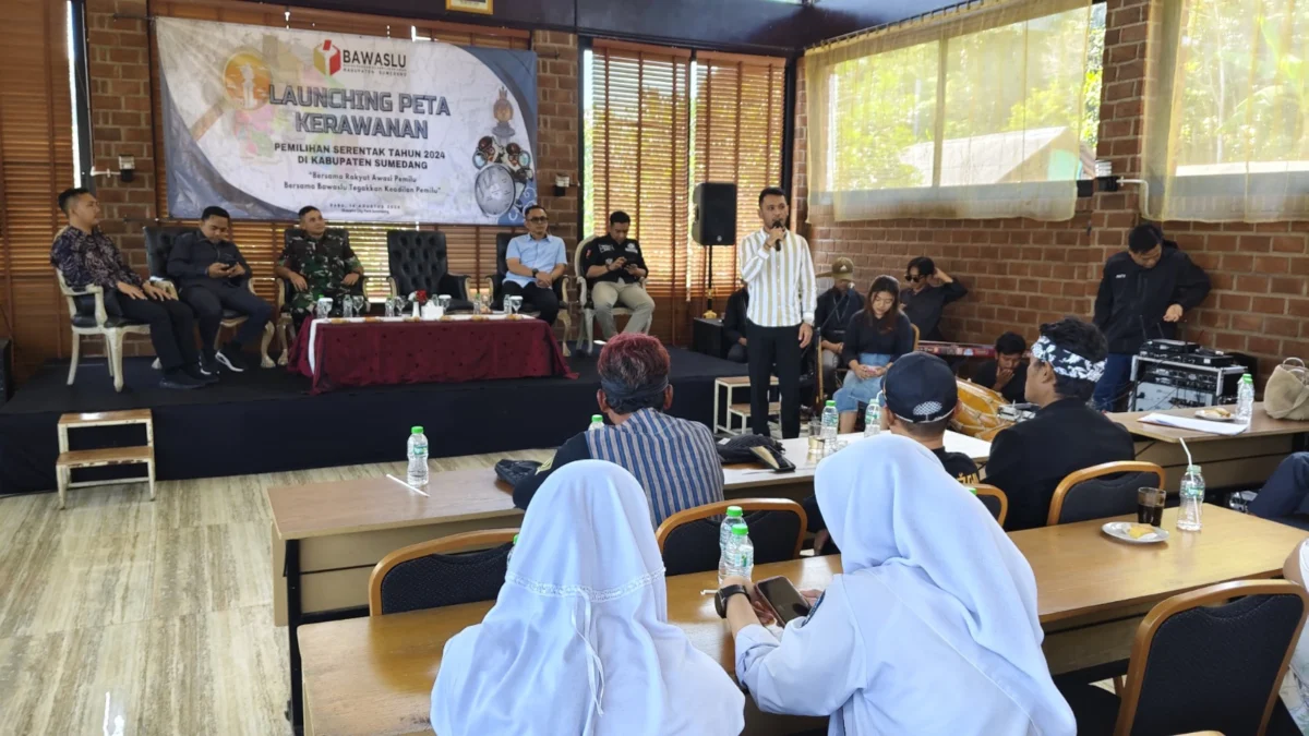 PETAKAN: Ketua Bawaslu Kabupaten Sumedang, Ade Adrianta Sinulingga pada kegiatan launching Peta Kerawanan Pemi