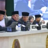 PIMPIN: Ketua DPRD Provinsi Jawa Barat Brigadir Jenderal TNI (Purn) Taufik Hidayat saat memimpin Rapat Paripur