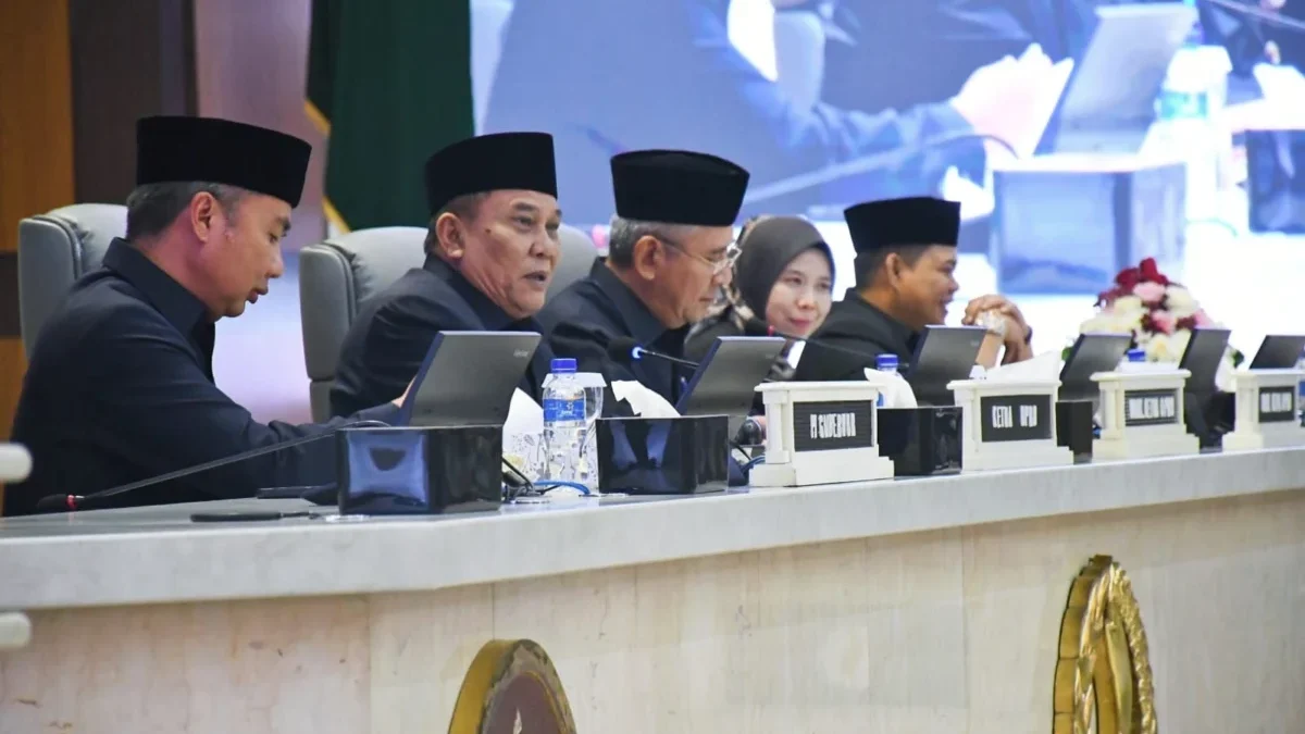 PIMPIN: Ketua DPRD Provinsi Jawa Barat Brigadir Jenderal TNI (Purn) Taufik Hidayat saat memimpin Rapat Paripur