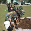 TANAM: Sejumlah anggota Kodim 0610/Sumedang saat melakukan penanaman sayuran dalam polybag, di Makodim 0610/Su