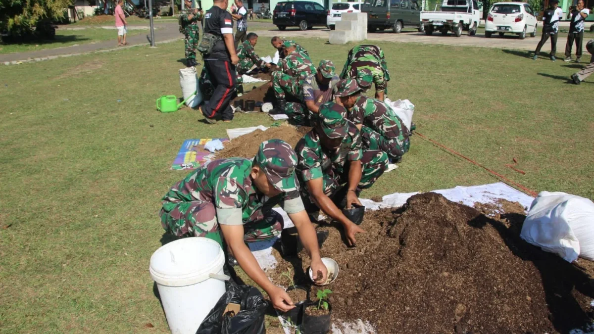 TANAM: Sejumlah anggota Kodim 0610/Sumedang saat melakukan penanaman sayuran dalam polybag, di Makodim 0610/Su