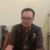 PAPARKAN: Kepala Linjamsos Kabupaten Sumedang, Komar saat memaparkan program PKH di kantornya, Kamis (15/8).