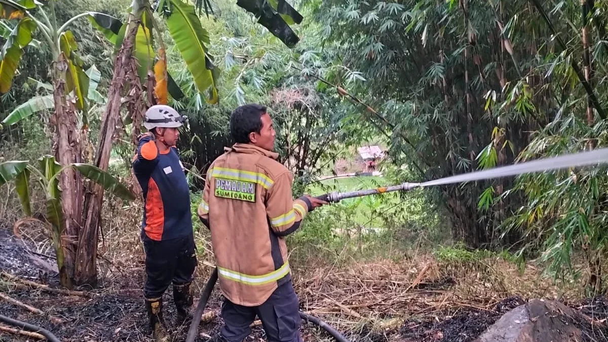 PADAMKAN: Petugas saat berusaha memadamkan api yang membakar lahan tol Cisumdawu di KM 158.