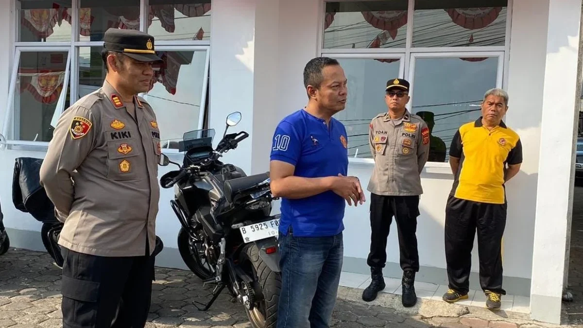 SAMPAIKAN: Kapolsek Sumedang Utara, AKP Kiki Hartaki Kadarustamim SPd MH., didampingi Plt Lurah Situ Endang R