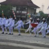 TURUNKAN: Sejumlah angota Paskibraka pada saat acara penurunan bendera merah putih di Lapangan Induk Pusat Pem