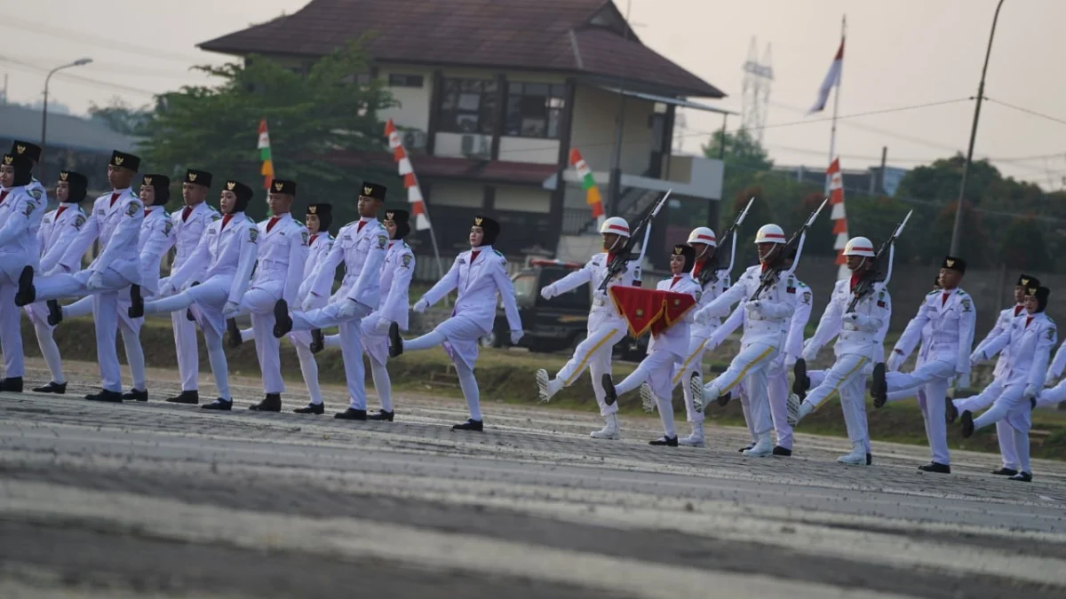 TURUNKAN: Sejumlah angota Paskibraka pada saat acara penurunan bendera merah putih di Lapangan Induk Pusat Pem