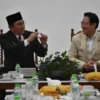 BINCANG: Pj Bupati Sumedang Ramli saat berbincang dengan Delegasi Khusus Jepang Koichiro Ichimura di Gedung Ne