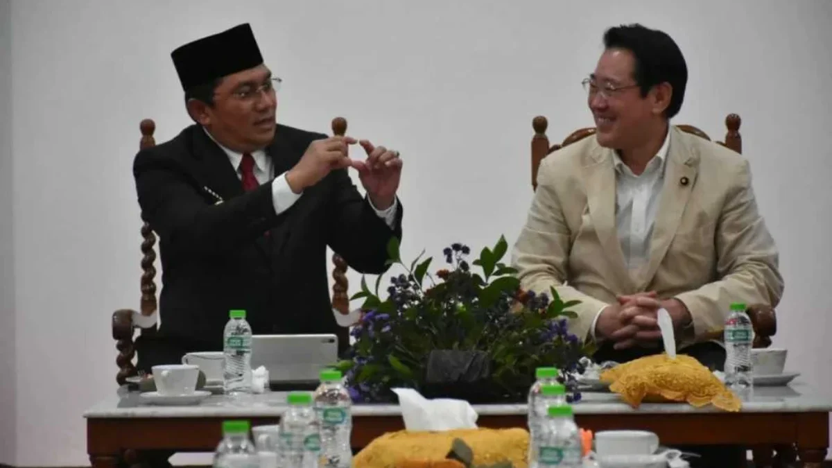 BINCANG: Pj Bupati Sumedang Ramli saat berbincang dengan Delegasi Khusus Jepang Koichiro Ichimura di Gedung Ne