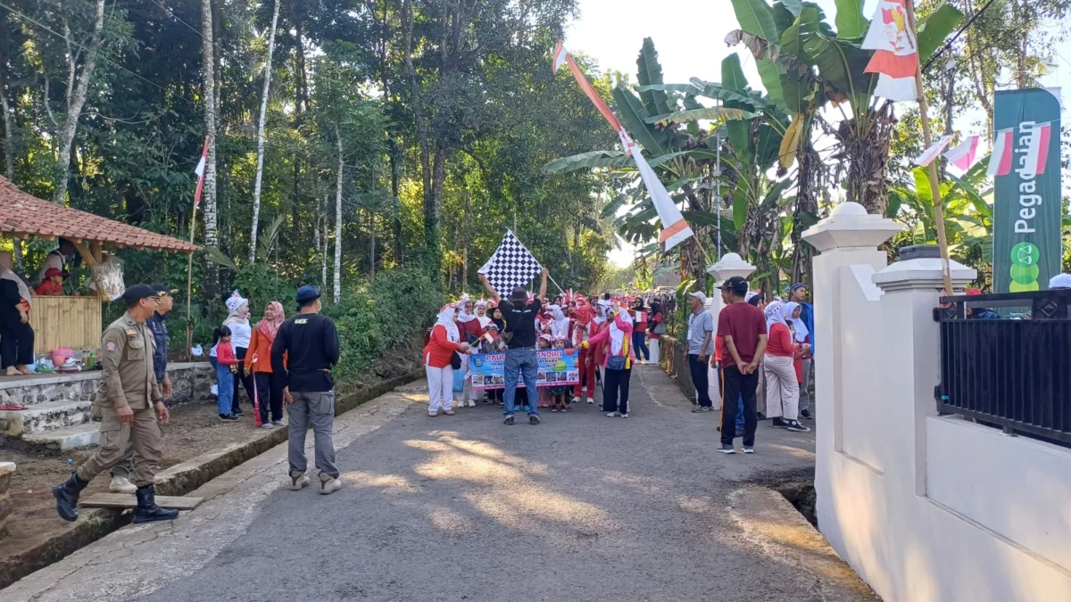 MULAI: Para peserta gerak jalan saat akan memulai kegiatan dalam rangkaian acara Milangkala Desa Cipamekar, Mi